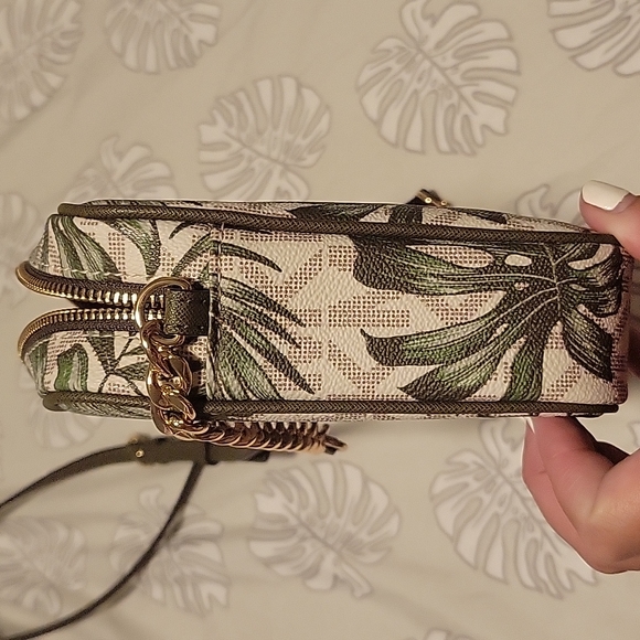 Gorgeous white and green mostera leaf jet set crossbody - Picture 11 of 13